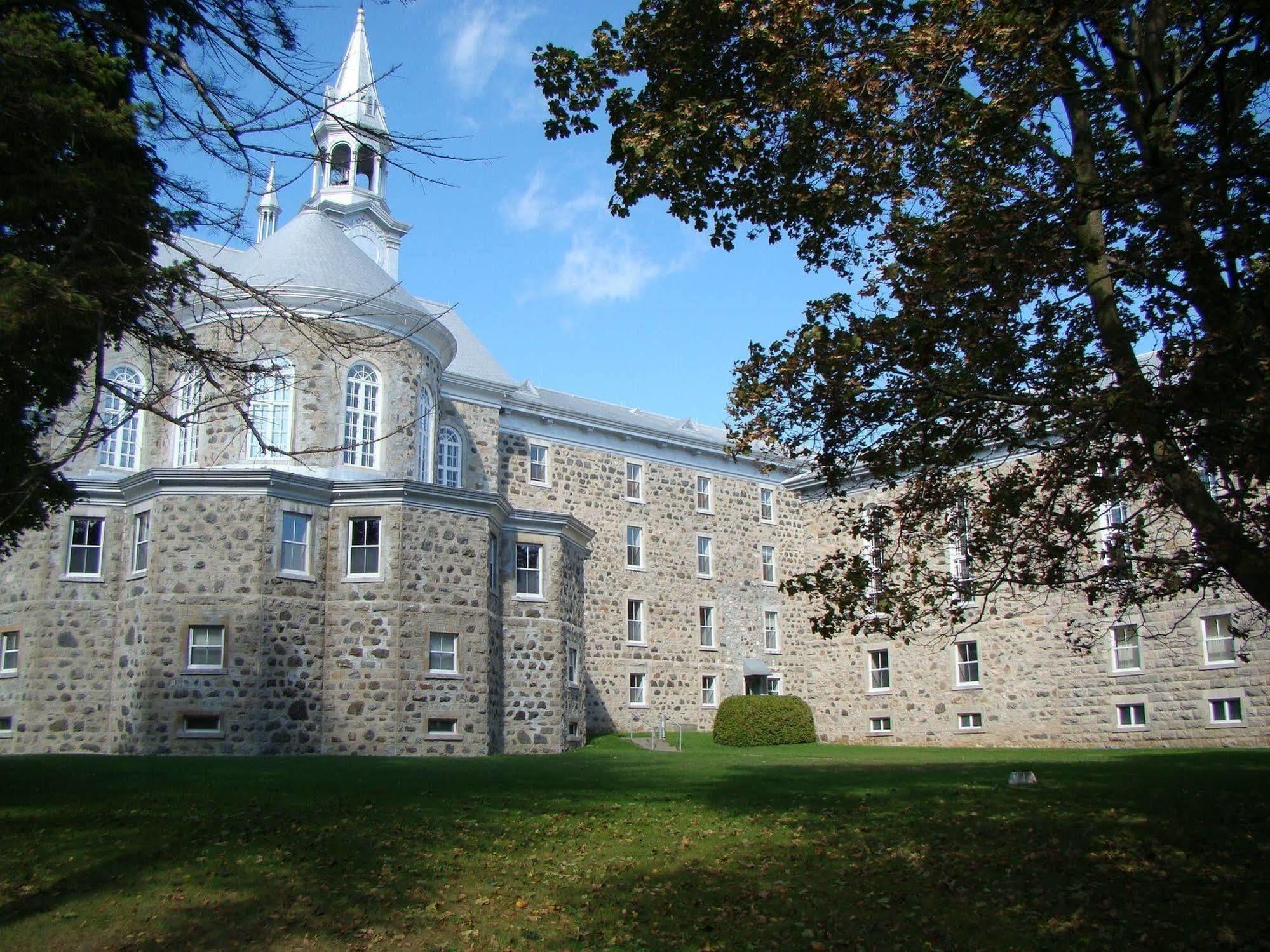 Auberge De L'Abbaye D'Oka Exterior photo