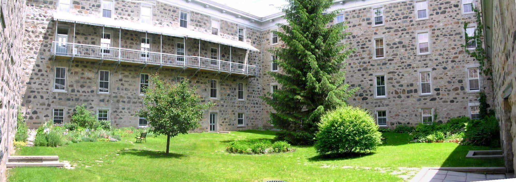 Auberge De L'Abbaye D'Oka Exterior photo